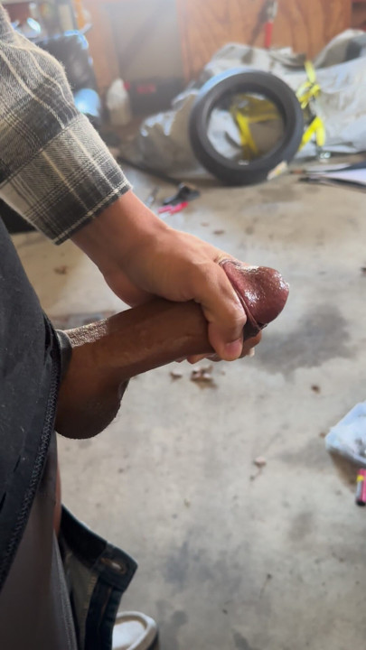 Garajımda mastürbasyon yapıyor