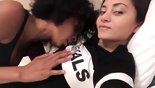 Siyah Kadını Öpüyor Ve Sikiyor