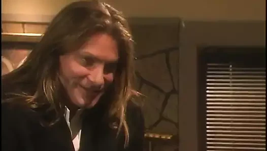 Seksi hatun yakışıklı uzun saçlı adama sakso çekiyor