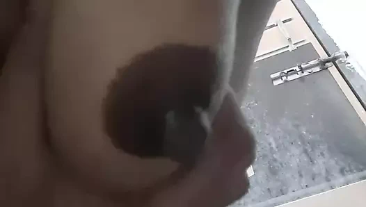 Hintli kadın sütlü büyük göğüsler viral video gösteriyor