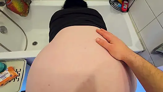 Kalın Kalçalı Öğrenci Amatör Kızın Özel Kovalamacasında Yarağa Yalvarıyor Ve Boşalıyor