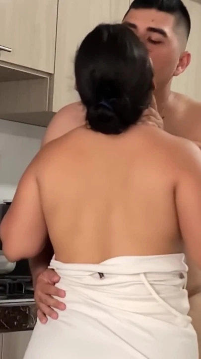 Güzel bir amatör çift mutfağı paylaşıyor ve lezzetli sabah seksi yapıyor | Klip 2