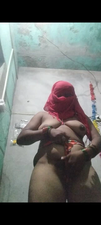 Chudai ki piyasi bhabhi ne dildo se apni choot ka pani nikla