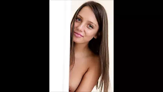 Tatlı esmer çıplak bir sandalyeye diz çök