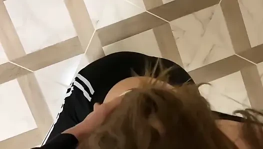 18 yaşındaki komşu ziyarete geldi ama bir yarak emmek zorunda kaldı