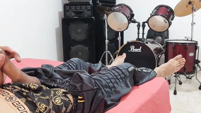 Üvey kız kardeşimin odasında büyük yarağıma mastürbasyon yapıyorum