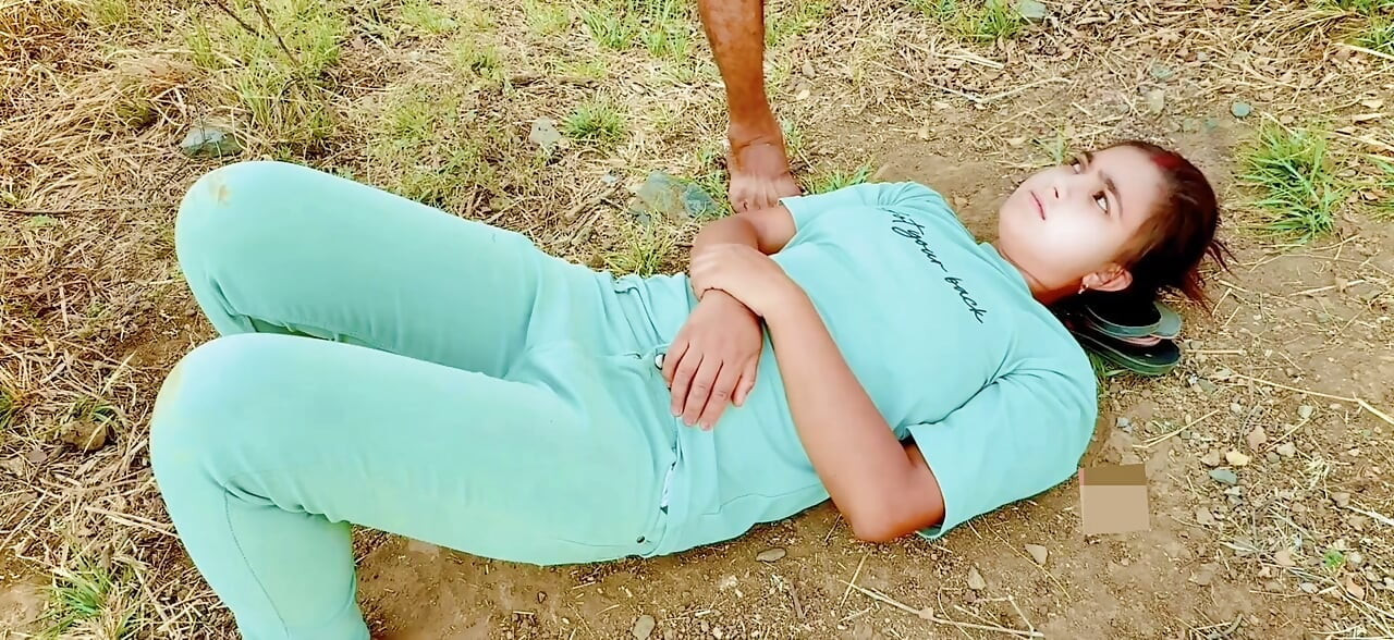 Hintli desi köylü kız Soniya ormanda tatlı amını sikiyor, sıkı amcık sikişi videosu