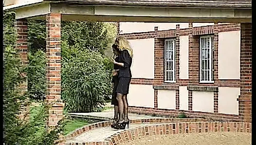 Ateşli Hizmetçi Tutkulu Oral Çılgınlığında Yarak Emiyor