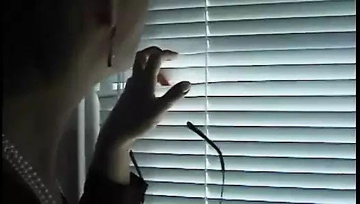 Büyük bardak sarışın adamın prezervatifli yarağının üstüne çıkıyor ve sonra onu arkadan sikiyor