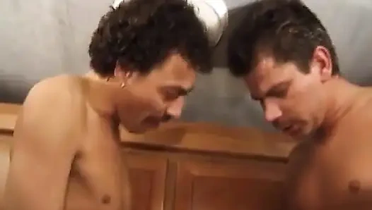 Alman erkek delisi sürtük ile çifte penetrasyon gösterisi