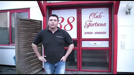 Sürtük orta yaşlı seksi kadın 2 adam tarafından sikiliyor