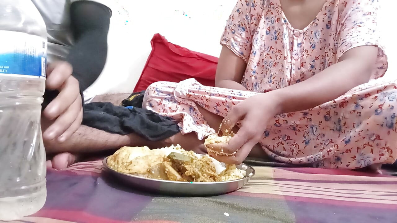 Güzel Sexy_Toma bhabhi, kayınbiraderi tarafından sertçe sikiliyor, gerçek desi kız kocasını aldatıyor, yemek yerken sikişiyor, cinsel videoyu izleyin