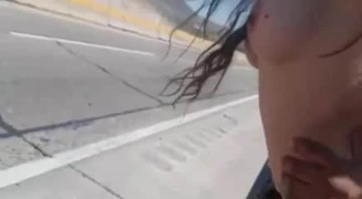 Büyük memeler bebek handjob ve karayolu üzerinde becerdin