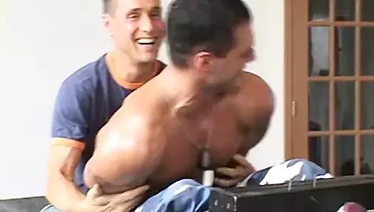 Mutlu iri parça bailey'nin ayakları tüylerle çizilmiş