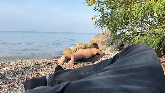 Teşhirci halka açık bir plajda önümde mastürbasyon yapıyor