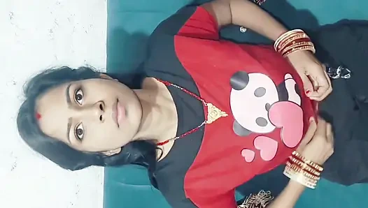 Bekar kız büyük göğüsleriyle oynuyor