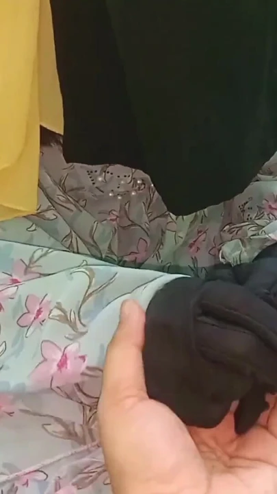 Hintli ateşli yenge komşuları tarafından sertçe sikiliyor | Klip 2