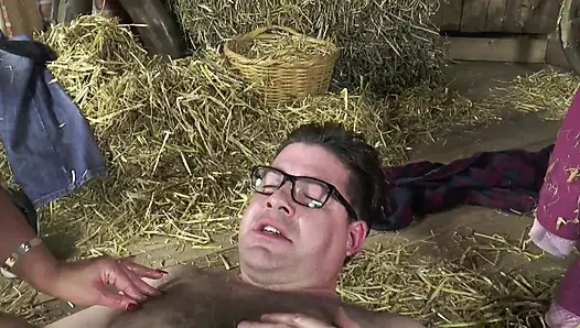 Büyük memeli orta yaşlı seksi kadın ahırda sikişiyor