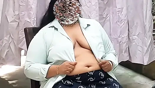 Etekli Hintli kadın soyunuyor