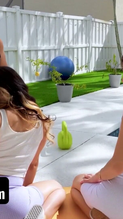 Götlü üvey kız kardeşler yoga egzersizi yaptıktan sonra esnetiliyor feat. violet gems & mae milano | Klip 1