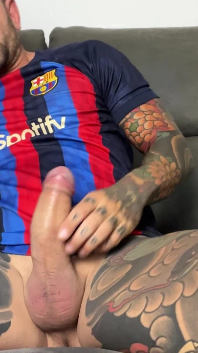 Yakışıklı İspanyol Barça gömleğiyle mastürbasyon yapıyor