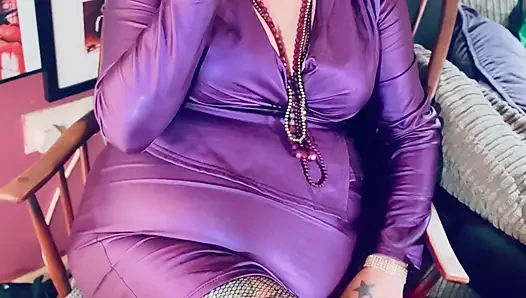 Lezzetli bir glam Tina Snua bir kibritle bir tutağa bir sigara yakıyor - sigara içen sigara içiyor