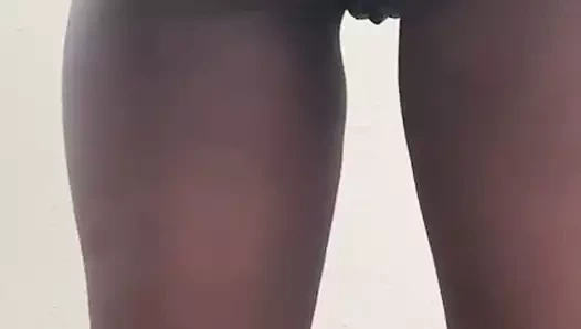 Sıcak komşu dokunmadan ona ıslak kedi açık havada