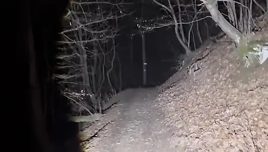 Gece yürüyüşü ve kıyafetlerimin çoğunu çıkar