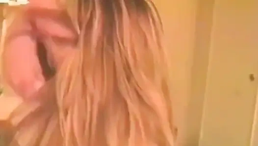 Erkek delisi sarışın yarak emiyor ve sonra sikiliyor