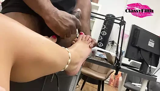 Nemo kahverengi taşaklarında bir footjob alırken masturbasyon yapıyor