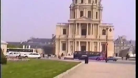 Monika, döl içinde sırılsıklam küçük bir turist