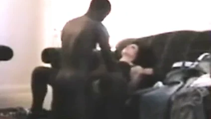 Yalnız karısı siyah brotha'yı davet ediyor.