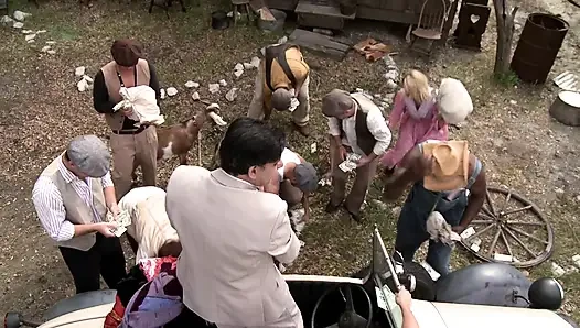 Şehvetli sürtükler açık havada iki adamı emiyor ve sikişiyor