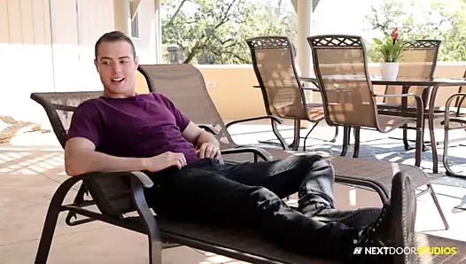 Nextdoorbuddies Bridger Watts hunks birimini denetler