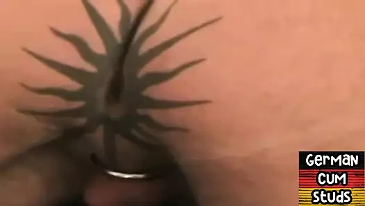 Alman pirsingli dilf erkek arkadaşını sikiyor ve yalıyor döllenmiş göt deliği