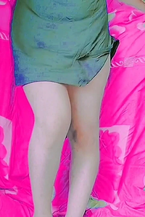 Oyuncu trans kız sevimli yazlık elbiseyi deniyor