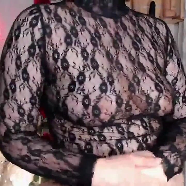 Seksi sıkı dantelli üstlü esmer kadın
