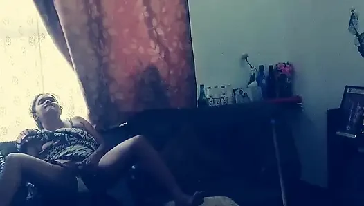 Hintli hizmetçi kocası işten izinliyken mastürbasyon yaparken yakalandı