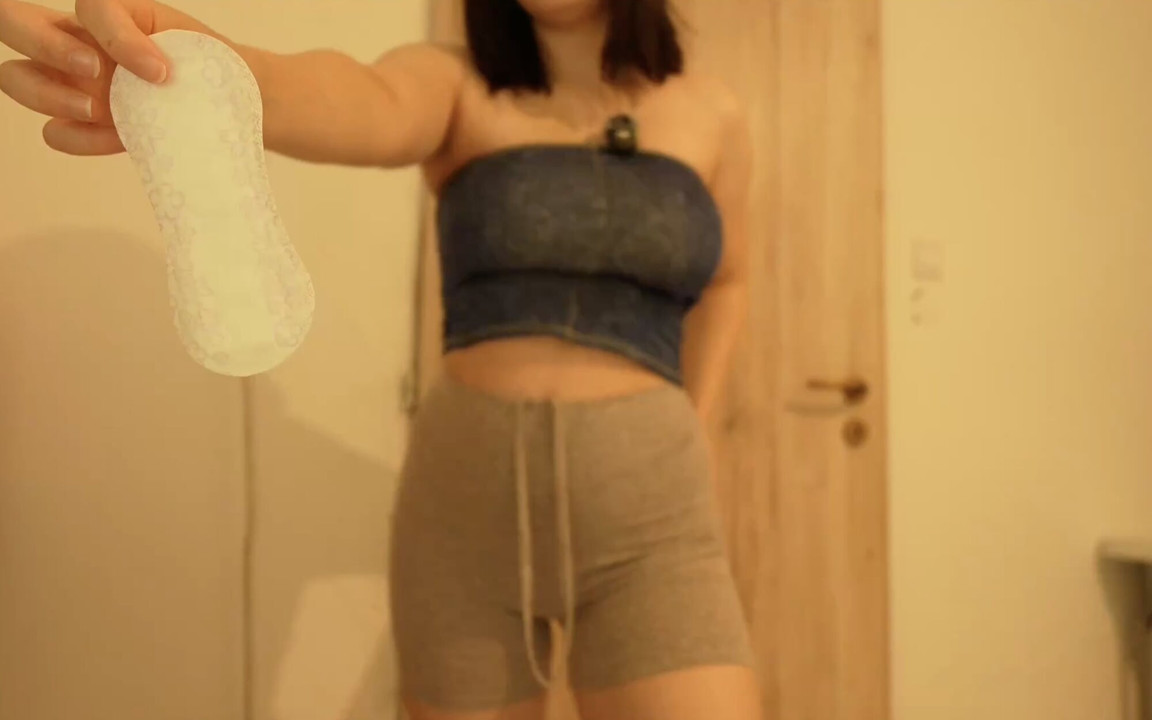 Maxi pad giyiyorum, mastürbasyon yapıyorum ve taytlı büyük, seksi götümü gösteriyorum.
