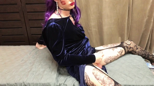 Son derece ateşli dövmeli travesti mastürbasyonu