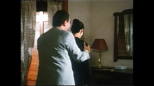 Fantastik seksi psikolog azgın müşteri tarafından götten sikiliyor ve eline boşalıyor