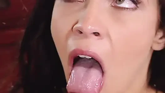 Çarpıcı orta yaşlı seksi kadın her iki deliğini de sikiyor