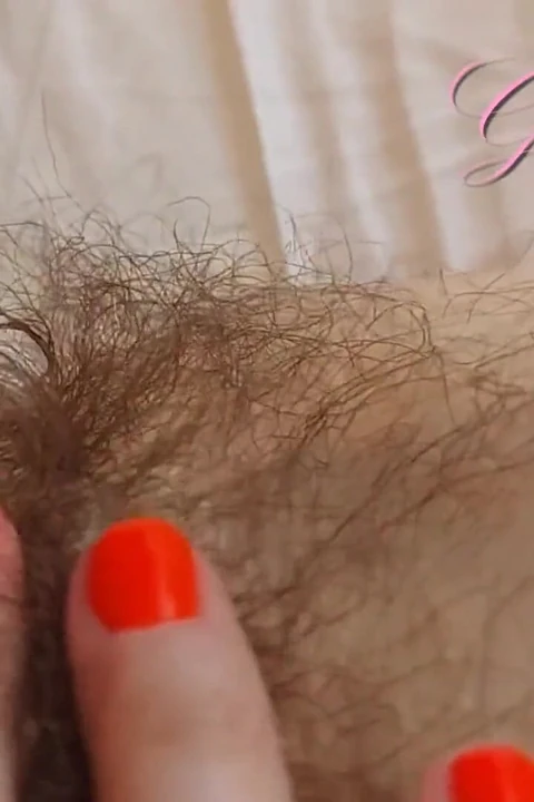 Son derece kıllı esmer parmak büyük dudaklı orta yaşlı seksi kadın ginnagg'ın amına mastürbasyon yapıyor
