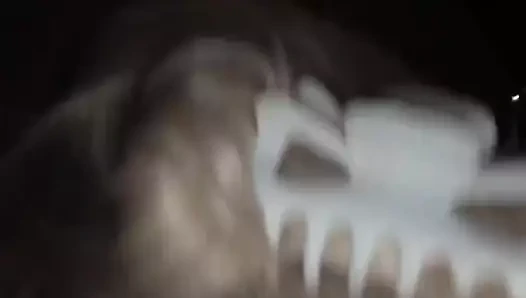 Kıçını halka açık. o benim horoz emmek iken eteğini kıçının üzerine çekti.