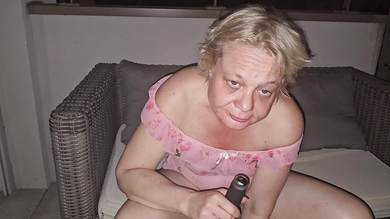Saten külotumu bir kenara çekiyorum ve iyi bir sürtük gibi içine almak için dildo kullanıyorum