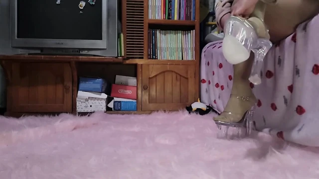 Topuklu Kız Çıplak Soyundu ve Onu KaydEdiyor