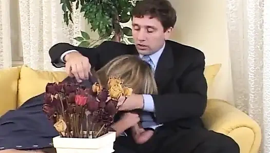 Sidik sırılsıklam sarışın genişliyor ve yüzüne boşalıyor