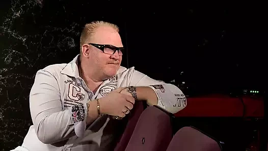 Birden fazla olgun sürtük ateşli bir grup sekste sert sikiliyor