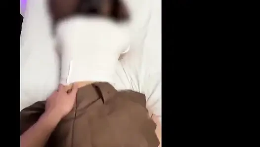 Alyans kapalı, arkasından derin yoğun seks. Kocasına ihanet ediyor, sert orgazm oluyor! 1.