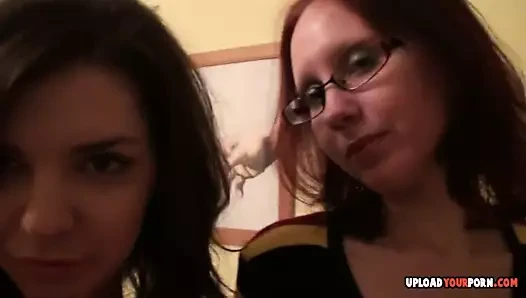 Çarpıcı lezbiyenler yapmak bazı soyunma ile birbirleri